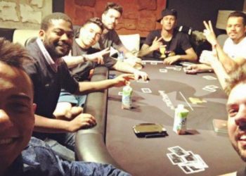 Na extrema esquerda, Richard participa de mesa de jogos com Neymar (Foto: Reprodução / Instagram)