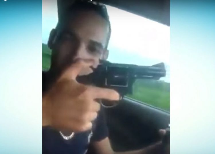 Foragidos fizeram ameaças e deboche em vídeo (Foto: Reprodução)