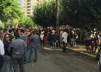 Manifestantes são contrários à privatização da Celg (Foto: Reprodução)