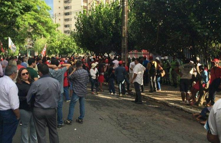 Manifestantes são contrários à privatização da Celg (Foto: Reprodução)