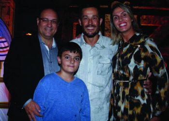 OS DEZ MANDAMENTOS - O ator Roger Gobeth, mais o presidente da Comurg, advogado Edilberto de Castro Dias, a esposa, Analice Talarico Dias, e o filho, Vitor Dias, em noite de pré-estreia de filme, no Shopping Bougainville, ocasião em que o Presidente estava representando o prefeito Paulo Garcia (Foto: Uilli Mesquita)