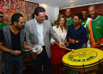 Marconi Perillo prestigia escola de samba que homenageou dupla Zezé de Camargo e Luciano (Foto: Reprodução)