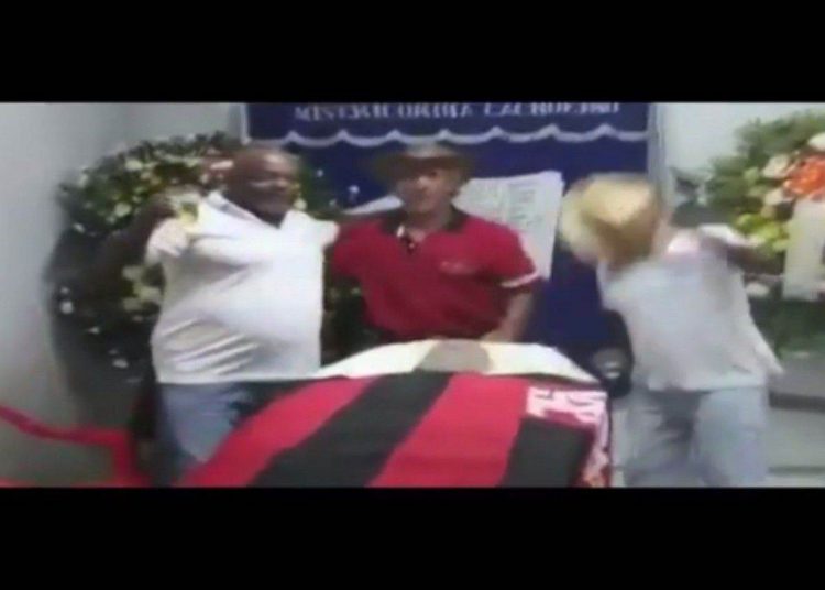 Velório inusitado no Espírito Santo (Foto: Reprodução/G1)