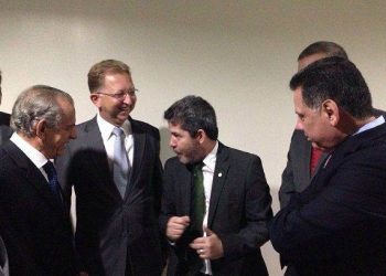 Antes do início da posse da nova diretoria da Asmego, os políticos de partidos antagônicos no Estado interagiam em momento de descontração (Foto: Redes Sociais/Whats App)
