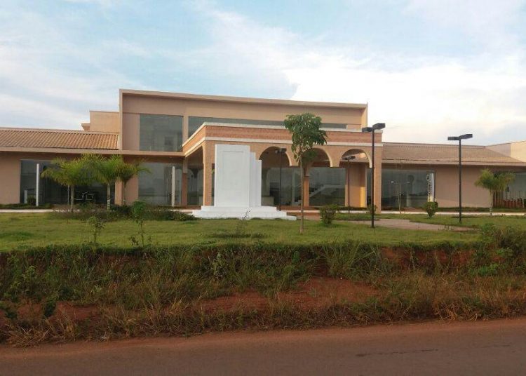 Fachada do Credeq de Aparecida de Goiânia em março de 2016: dois seguranças para evitar depredações e invasão do local (Foto: Folha Z)