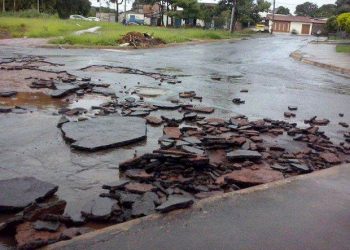 Rua Paineira, no Jardim Bela Vista, em janeiro de 2014 (Foto: Reprodução)