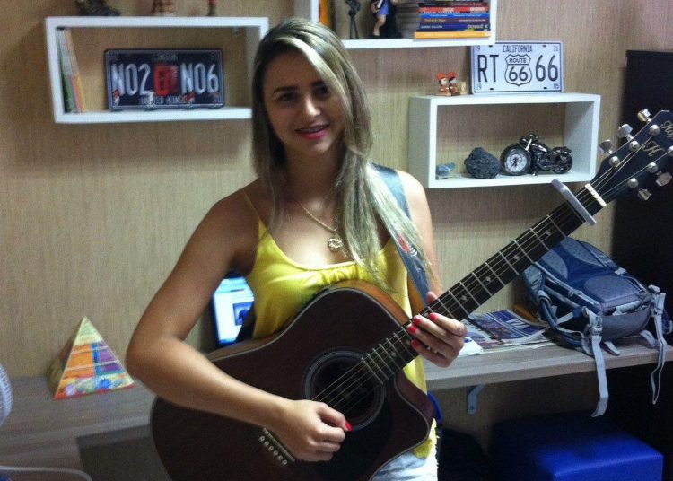 Lara Lima tem 20 anos