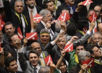 Deputados defendem impeachment de Dilma no plenário do Congresso
(Foto: Fabio Rodrigues Pozzebom/ Agência Brasil)
