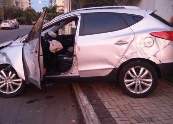 Carro do jogador ficou muito danificado (Foto: Leitor)