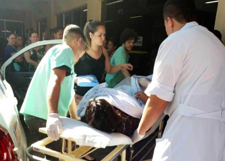 Mulher dá à luz em frente à Santa Casa de Goiânia (Foto: Reprodução/Leitor)
