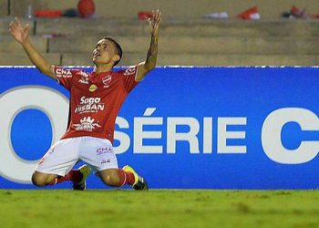 Atacante Moisés fez sucesso no Vila Nova (Foto: Reprodução)