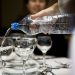 Projeto obriga bares e restaurantes a fornecer água gratuita aos clientes em Goiás
