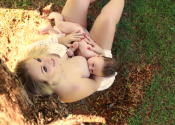 Mãe Camilla amamenta o filho (Foto: Paula Souza)
