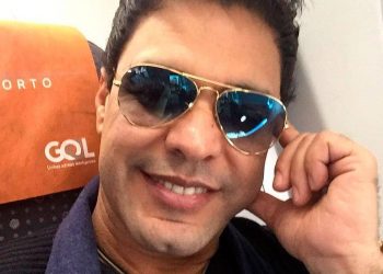 Zezé Di Camargo postou uma "selfie" em um voo de classe econômica e causou polêmica na internet. | Foto: Reprodução / Instagram