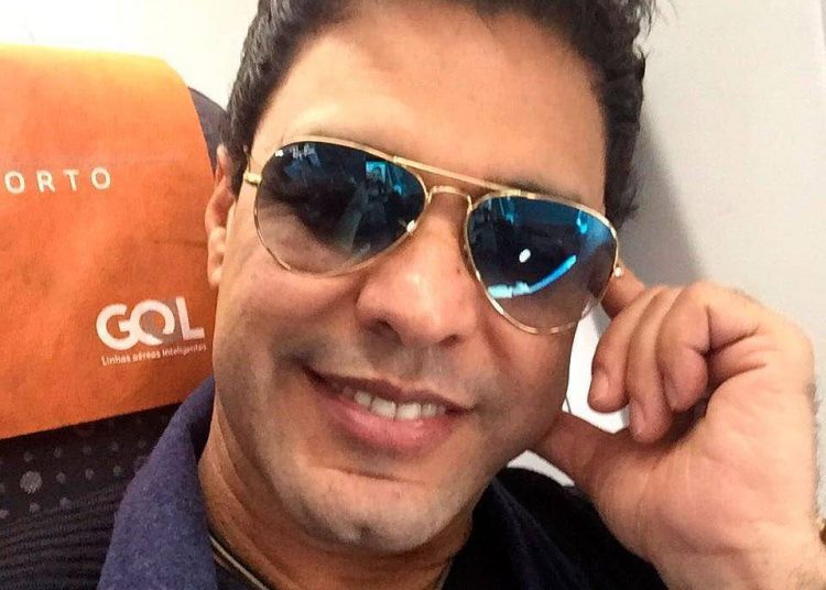 Zezé Di Camargo postou uma "selfie" em um voo de classe econômica e causou polêmica na internet. | Foto: Reprodução / Instagram