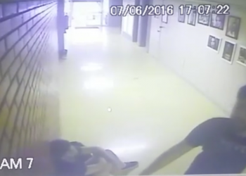 Vídeo mostra momento em que estudante muda a posição da câmera que estava voltada para entrada da FIC (Foto: Reprodução)Vídeo mostra momento em que estudante muda a posição da câmera que estava voltada para entrada da FIC (Foto: Reprodução)