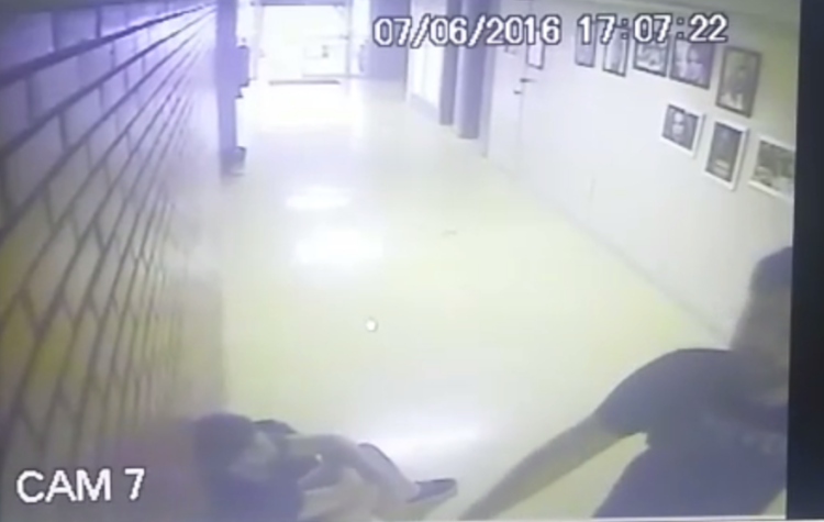 Vídeo mostra momento em que estudante muda a posição da câmera que estava voltada para entrada da FIC (Foto: Reprodução)Vídeo mostra momento em que estudante muda a posição da câmera que estava voltada para entrada da FIC (Foto: Reprodução)