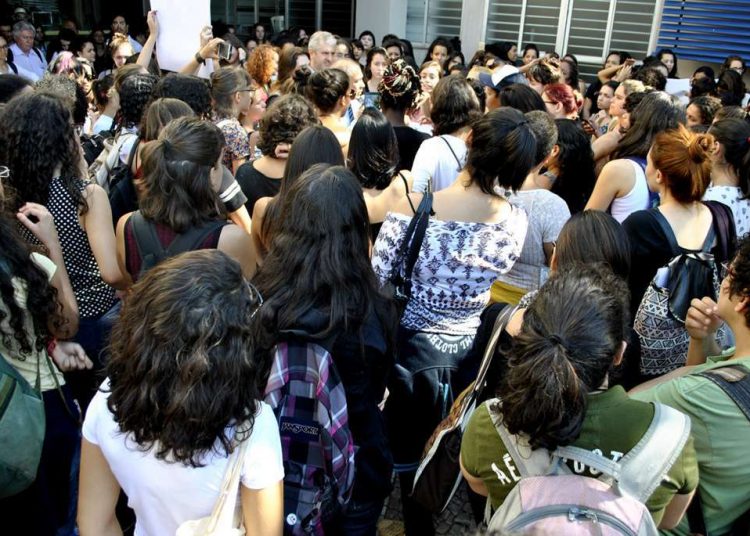 As manifestantes ocuparam prédio da reitoria no final da tarde de quarta (Foto: Reprodução)