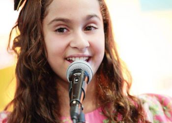 A cantora mirim Bia Torres se apresenta em Goiânia no próximo domingo (24) | Foto: Reprodução
