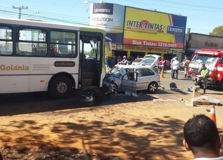 Um jovem de 26 anos invadiu a pista contrária e bateu de frente com um ônibus na manhã de hoje (25) | Foto: Guilherme Coelho
