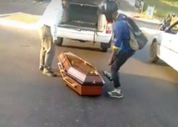o funcionário desceu do carro, pediu ajuda a um motoqueiro a fim de colocar o objeto no veículo e seguiu viagem. - See more at: https://admin.folhaz.com.br/noticias/caixao-com-corpo-cai-do-carro-funerario/#sthash.ytRvPJRC.dpuf(Foto: Divulgação Internet)