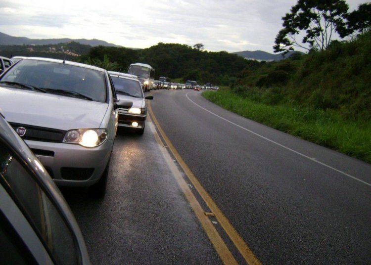 carro farol aceso