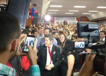 Delegado Waldir é tietado por "fãs" em convenção (Foto: Guilherme Coelho)