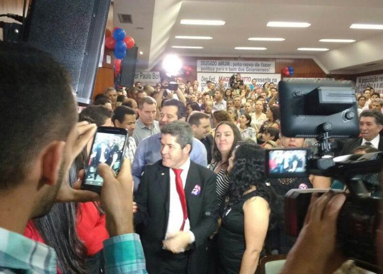 Delegado Waldir é tietado por "fãs" em convenção (Foto: Guilherme Coelho)