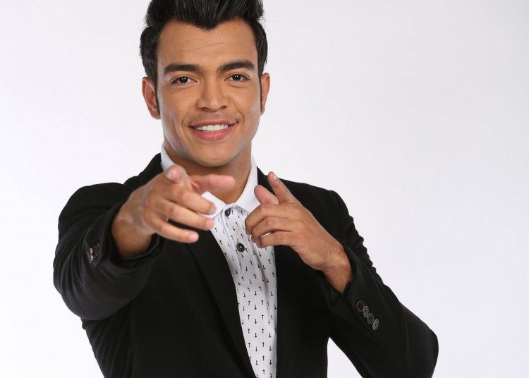 O cantor sertanejo Thiago Brava será entrevistado pela personagem Ada Furadan nesta quarta | Foto: Divulgação