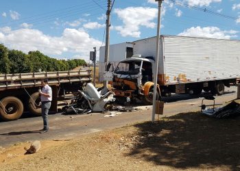 Acidente deixou uma vítima fatal em carro prensado entre caminhões (Foto: Andre Junio)