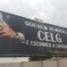 Dezenas de outdoors espalhados por Goiânia são incisivos na mensagem: “Querem vender a Celg e esconder a corrupção – Diga não à privatização” (Foto: Rodrigo Czepak)
