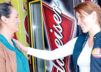 Mayara Mendanha ganha simpatia do povo aparecidense na campanha do marido