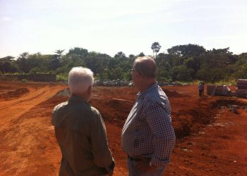 Prefeito visitou trechos da obra e aproveitou para criticar candidatos (Foto: Marco Faleiro)