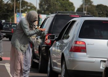 Pedintes são comuns nas grandes avenidas das capitais como Goiânia; polícia, porém, recomenda que motoristas não deem esmola de qualquer natureza (Foto: Reprodução)