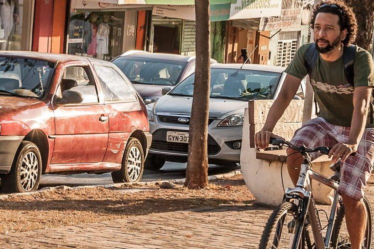 Contraste entre carros e bicicleta: Ainda de forma tímida, Charles já vê mudanças no comportamento das pessoas | Foto: Ângela Macário
