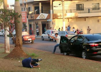 Momento em que o atirador baleia o cabo da PM Vanilson João Pereira, que trabalhava como segurança do candidato a prefeito José Gomes