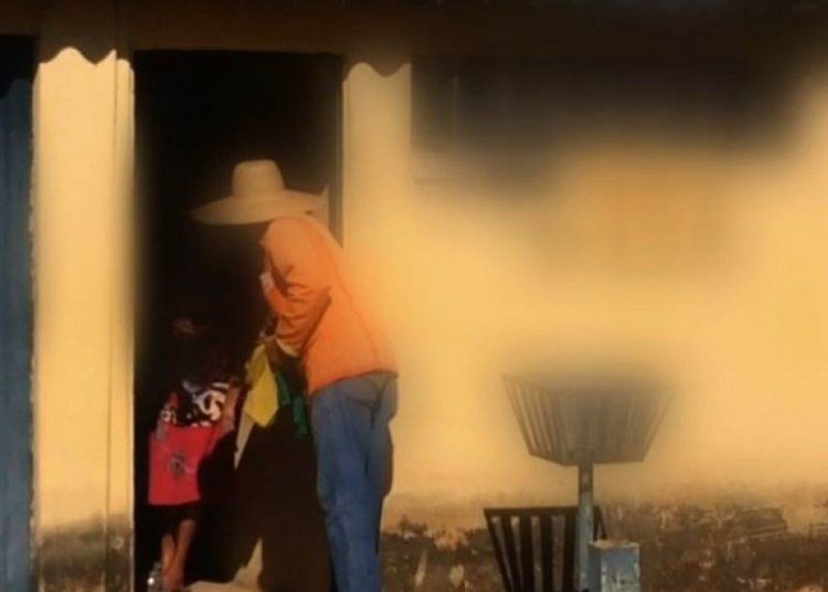 Suposto servidor da Comurg é visto entregando santinho a morador |Foto: Reprodução/TV Anhanguera