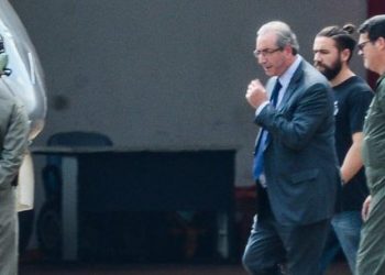 O ex-deputado Eduardo Cunha embarca para Curitiba após ser preso pela PF (Foto: Wilson Dias/Agência Brasil)