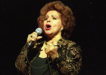 Cantora Ângela Maria durante show do Temporadas Populares, no Teatro Nacional Cláudio Santoro (Foto: Paulo de Araújo)