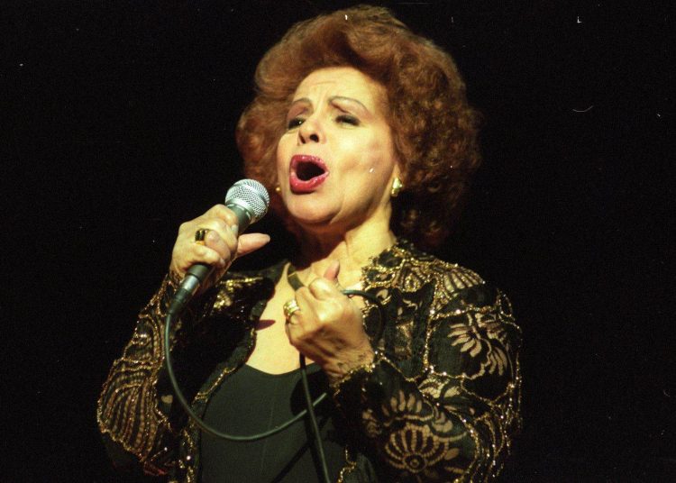 Cantora Ângela Maria durante show do Temporadas Populares, no Teatro Nacional Cláudio Santoro (Foto: Paulo de Araújo)