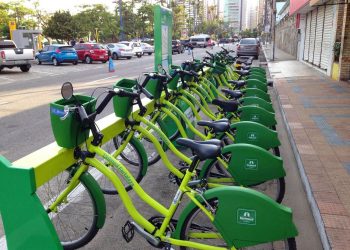 Prefeito de Goiânia assina Termo autorizando o uso das bicicletas compartilhadas| Foto: Divulgação