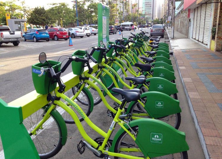 Prefeito de Goiânia assina Termo autorizando o uso das bicicletas compartilhadas| Foto: Divulgação