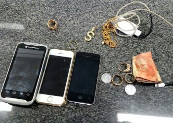 Polícia Militar apreendeu a arma usada durante o crime| Foto: Divulgação/Polícia Militar