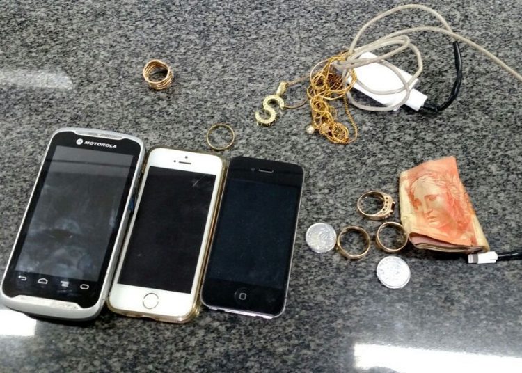 Polícia Militar apreendeu a arma usada durante o crime| Foto: Divulgação/Polícia Militar