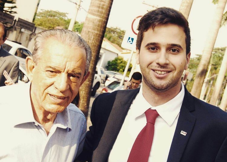 Iris Rezende e o secretário de prerrogativas da Ordem dos Advogados do Brasil, Seção Goiás, Fellipe Fonseca (Foto: Divulgação)