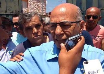 Professor Alcides entrevista à imprensa