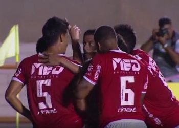 Vila Nova saiu na frente com Moisés e foi superior ao Avaí durante boa parte do jogo, mas acabou castigado no final
