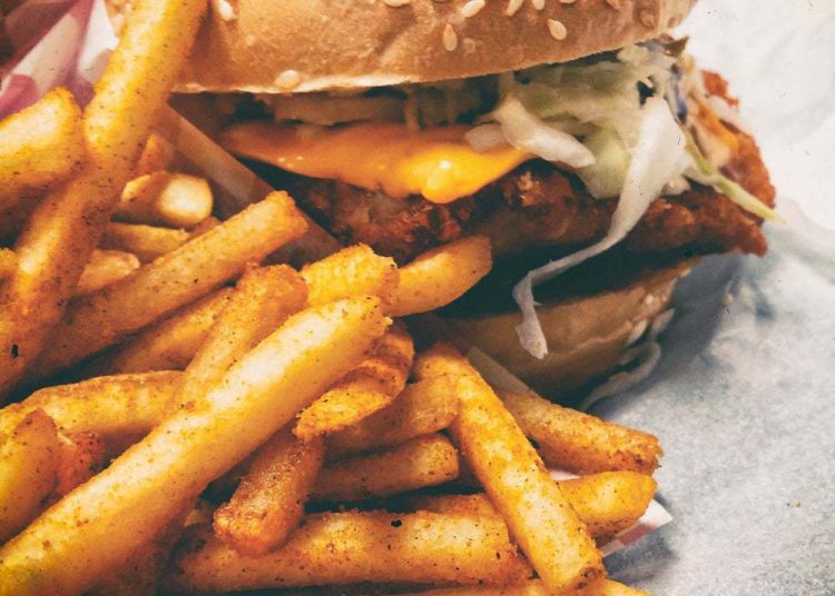 Não haverá variedade de hambúrgueres, apenas o modelo com pão , carne, cheddar , cebola, bacon e mussarela ‘caso queira’ | Foto: Ilustrativa