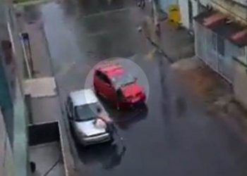 Vídeo mostra momento em que mulher é atingida pelo próprio filho | Foto: Reprodução