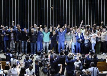 Manifestantes invadem o plenário da Câmara dos Deputados em Brasília